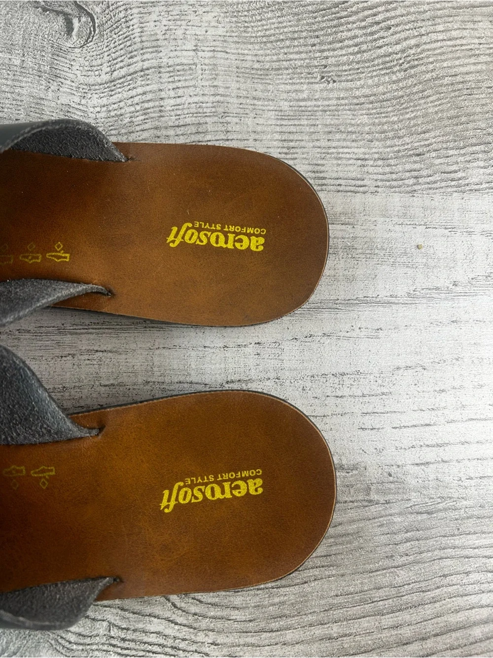 Aerosoft Women’s Size 10  Black Leather Toe-Post Sandals Casual Comfort